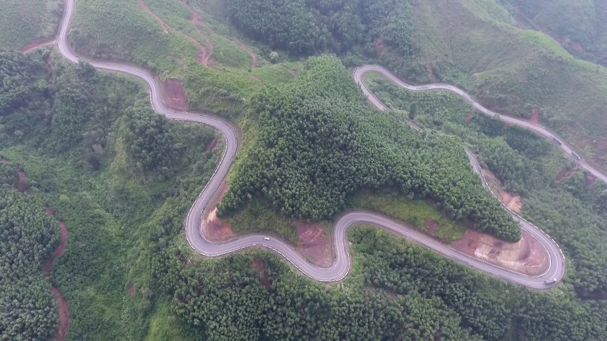Đèo Phượng Hoàng: Nằm trên quốc lộ 26, nối liền hai tỉnh Khánh Hòa và Đắk Lắk. Đây là địa danh một thời từng được ví là đèo tử thần vì vị trí địa lý cũng như những nguy hiểm luôn rình rập lữ khách đi ngang nơi này.