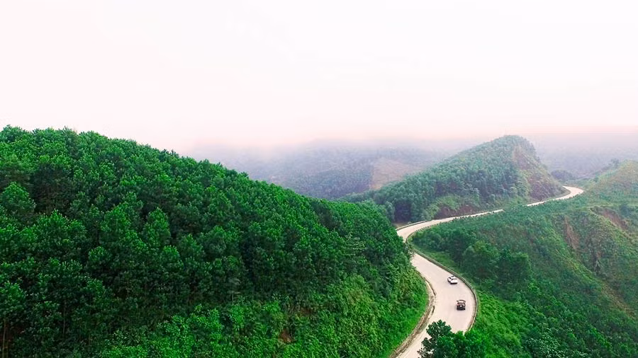 Đèo Đá Đẽo: thuộc địa phận xã Thượng Hóa, huyện Minh Hóa, tỉnh Quảng Bình. Đèo có tên trên bởi nằm vắt ngang qua đỉnh một ngọn núi đá vôi với chiều dài hơn chục km. Đèo ẩn mình sau bức màn xanh thẫm của rừng Trường Sơn. Với những khúc cua tay áo và cánh rừng già nguyên sinh, đèo Đá Đẽo là cung đường mà nhiều tay lái muốn thử thách.