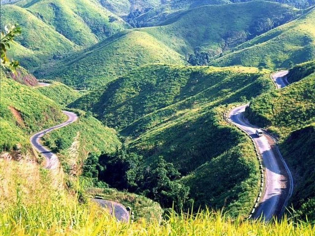 Đèo Ngoạn Mục: thuộc tỉnh Ninh Thuận. Đây là một trong những đường đèo hùng vĩ và đẹp nhất Việt Nam. Đúng như tên gọi, cảnh đèo Ngoạn Mục uốn lượn ngoằn ngoèo, nhiều khúc quanh co hiểm trở băng qua núi cao vực cả.