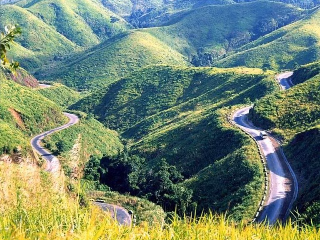 Đèo Ngoạn Mục: thuộc tỉnh Ninh Thuận. Đây là một trong những đường đèo hùng vĩ và đẹp nhất Việt Nam. Đúng như tên gọi, cảnh đèo Ngoạn Mục uốn lượn ngoằn ngoèo, nhiều khúc quanh co hiểm trở băng qua núi cao vực cả.