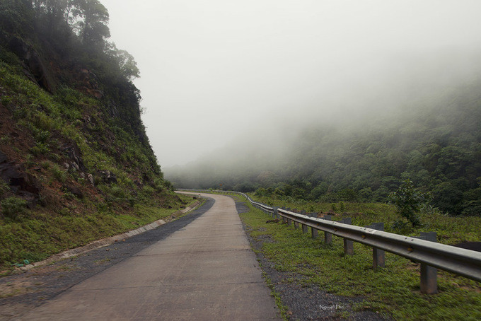 Đèo Sa Mù: Đèo nằm ở phía Tây Bắc tỉnh Quảng Trị, nối liền hai xã Hướng Phùng và Hướng Việt của huyện Hướng Hóa, tỉnh Quảng Bình. Đường đèo có độ cao gần 1.400m so với mặt nước biển giáp biên giới Việt – Lào. Sở dĩ, con đèo được đặt tên là Sa Mù bởi vì con đèo nơi đây mây phủ trắng xóa có độ dài gần 20km.