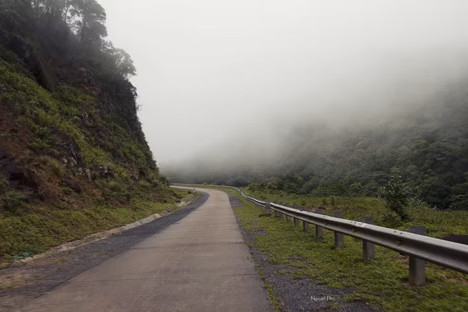 Đèo Sa Mù: Đèo nằm ở phía Tây Bắc tỉnh Quảng Trị, nối liền hai xã Hướng Phùng và Hướng Việt của huyện Hướng Hóa, tỉnh Quảng Bình. Đường đèo có độ cao gần 1.400m so với mặt nước biển giáp biên giới Việt – Lào. Sở dĩ, con đèo được đặt tên là Sa Mù bởi vì con đèo nơi đây mây phủ trắng xóa có độ dài gần 20km.