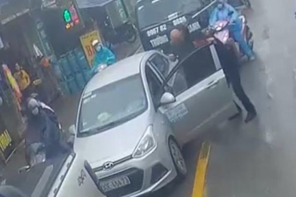 Cong an thong tin vu tai xe Ford Ranger danh lai xe Hyundai i10 o Ha Noi