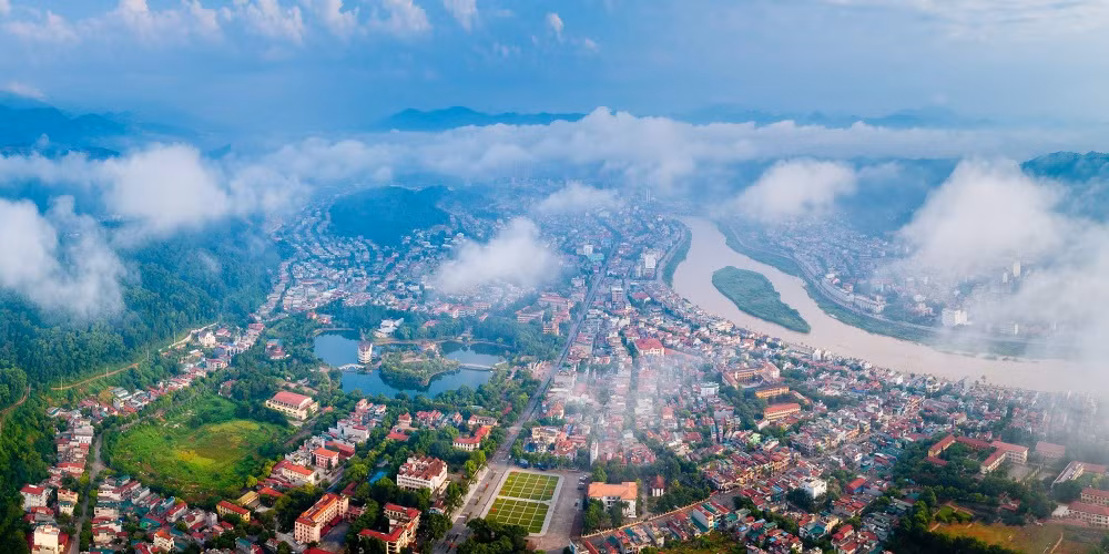 Sa Pa, Bắc Hà, Bát Xát, Si Ma Cai… là những địa danh nổi tiếng của tỉnh Lào Cai. Tuy nhiên, ít ai biết, Bát Xát gọi đúng từ, đúng âm là “Pạc srạt”; Sa Pa tiếng quan thoại gọi là Sa - Pả; Si Ma Cai theo âm tiếng Hmông là Xênh Mùa Ca … Không chỉ tên gọi, những vùng đất này còn gắn với những câu chuyện, những nét văn hóa đặc sắc.