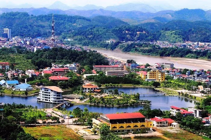 Thành phố Lào Cai: Thành phố Lào Cai như dải lụa trải dọc phía Nam ngã ba sông Hồng, sông Nậm Thi. Cách ngày này 50-60 triệu năm, trong đợt tạo sơn cuối cùng, vỏ trái đất vặn mình, đứt gãy tạo nên thung lũng sông Hồng (có địa bàn Lào Cai). Trước công nguyên, Lào Cai đã là trung tâm kinh tế - chính trị - văn hoá quan trọng ở ven bờ sông Cối (sông Hồng).