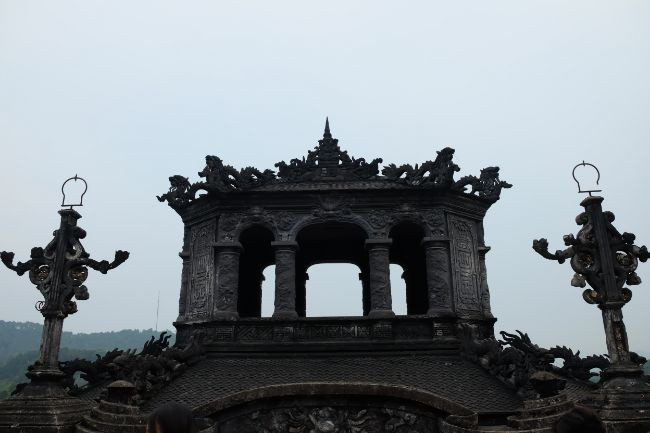 Trong cung Thiên Định, có hai bức tượng đồng Vua Khải Định. Bức tượng bên ngoài, nhà vua mặc đồ binh sĩ Pháp, được đúc tại Việt Nam. Bức tượng trên áng thờ, tỉ lệ 1:1 được đúc tại Pháp bởi hai nghệ nhân người Pháp, và dát vàng bởi những nghệ nhân người Huế. Mộ phần của nhà vua nằm ngay dưới áng thờ này.