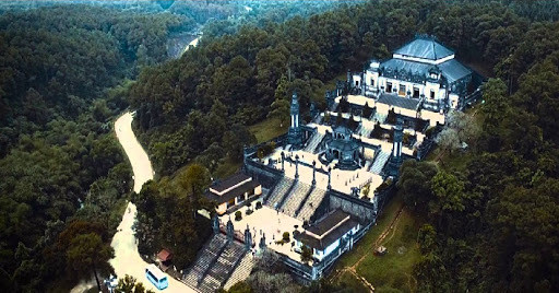 Toàn bộ nội thất trong 3 gian giữa trong cung Thiên Định đều được trang trí bằng những phù điêu ghép bằng sành sứ và thủy tinh được nhập từ Trung Quốc, Nhật Bản... Những “bàn tay vàng” của các nghệ nhân đầu thế kỷ XX đã dùng hàng vạn mẫu sành sứ thủy tinh đủ màu để đắp nổi thành hàng ngàn hình ảnh cung đình và dân gian sinh động.