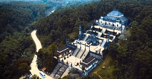 Toàn bộ nội thất trong 3 gian giữa trong cung Thiên Định đều được trang trí bằng những phù điêu ghép bằng sành sứ và thủy tinh được nhập từ Trung Quốc, Nhật Bản... Những “bàn tay vàng” của các nghệ nhân đầu thế kỷ XX đã dùng hàng vạn mẫu sành sứ thủy tinh đủ màu để đắp nổi thành hàng ngàn hình ảnh cung đình và dân gian sinh động.