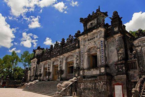 Vua Khải Định với tên thật là Nguyễn Phúc Bửu Đảo, vị vua thứ 12 của triều Nguyễn. Ông lên ngôi năm 1916 ở tuổi 31. Ngay sau khi lên ngôi, ông đã cho xây dựng nhiều cung điện, dinh thự, lăng tẩm như điện Kiến Trung, cung An Định, cửa Trường An, cửa Hiển Nhơn, cửa Chương Đức, đặc biệt là công trình lăng Khải Định (Ứng Lăng).