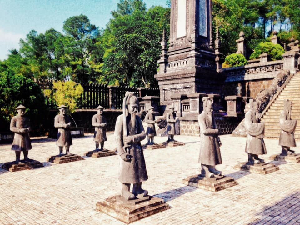 Dù là công trình lăng có diện tích nhỏ nhất nhưng lăng Khải Định là công trình tốn nhiều công sức và tiền của nhất trong các lăng tẩm triều Nguyễn.