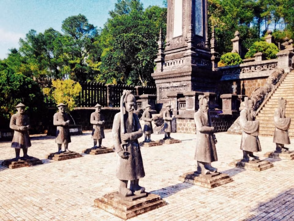 Dù là công trình lăng có diện tích nhỏ nhất nhưng lăng Khải Định là công trình tốn nhiều công sức và tiền của nhất trong các lăng tẩm triều Nguyễn.