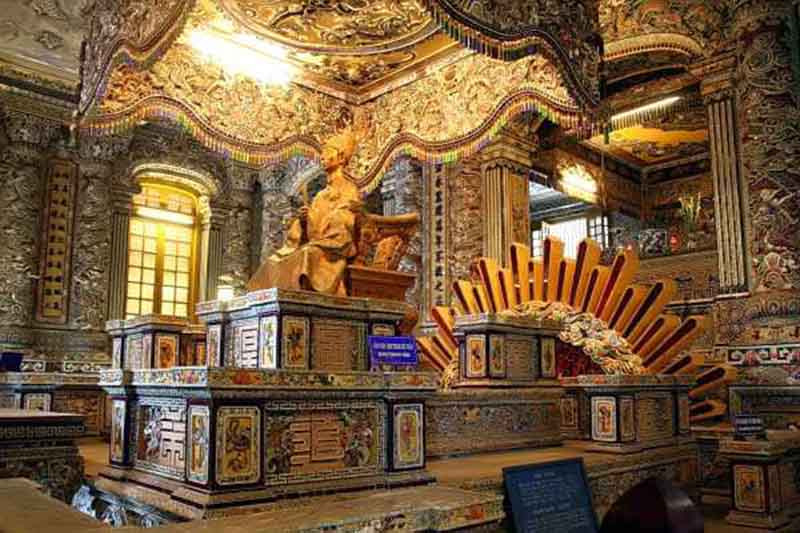 Lăng được xây dựng với 127 bậc cấp bằng những vật liệu tân thời như sắt, thép, xi măng, ngói Ardoise…, được nhà vua cho người sang Pháp nhập về.