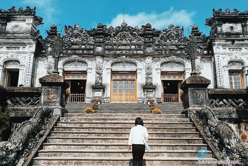 Theo đó, lăng Khải Định lấy một quả đồi thấp ở phía trước làm nơi “tiền án”, có khe suối Châu Ê chảy từ bên trái qua làm “thủy tụ”, núi Chóp Vung ở bên tả và núi Kim sơn ở bên hữu làm Tả Thanh Long và hữu Bạch hổ (tức là rồng, cọp chầu Ứng Lăng). Nhà vua đã cho đổi tên núi Châu ngữ thành núi Ứng sơn và đặt tên lăng là Ứng Lăng.