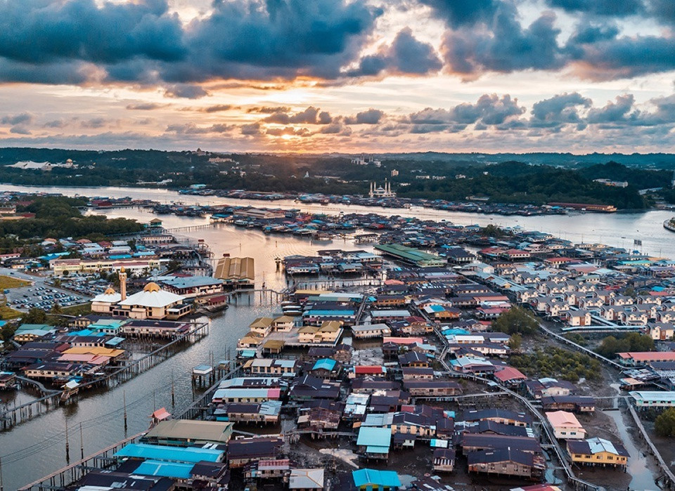Theo Cổng thông tin điện tử Chính phủ, lãnh thổ Brunei gồm hai phần tách rời nhau, nằm lọt trong bang Sarawak của Malaysia. Trừ phía Bắc giáp biển Đông, nước này có 3 mặt còn lại chung biên giới với Malaysia (381 km). Ảnh: BBC.
