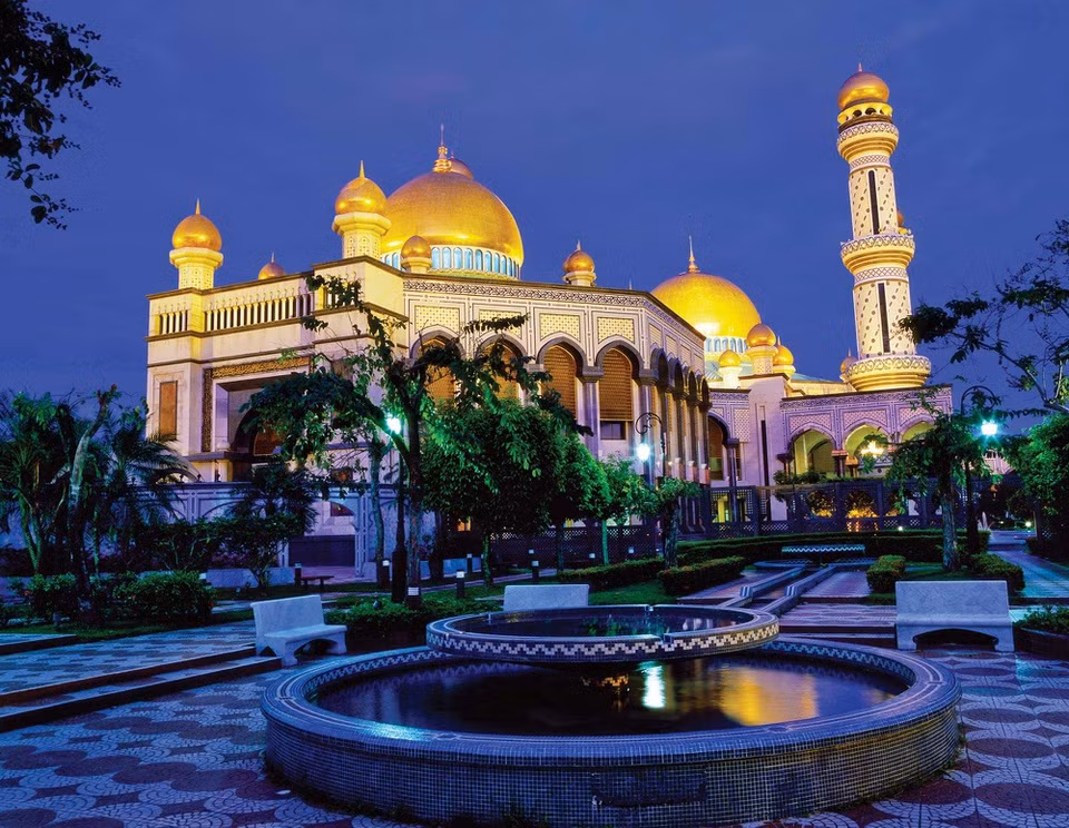 Dù diện tích lãnh thổ không lớn, dân số ít, Brunei là quốc gia có trữ lượng dầu mỏ khá lớn. Dầu và khí đốt thiên nhiên là nền tảng cho sự phát triển và thịnh vượng của Brunei kể từ cuối thế kỷ XX. Ảnh: Daily Mail.