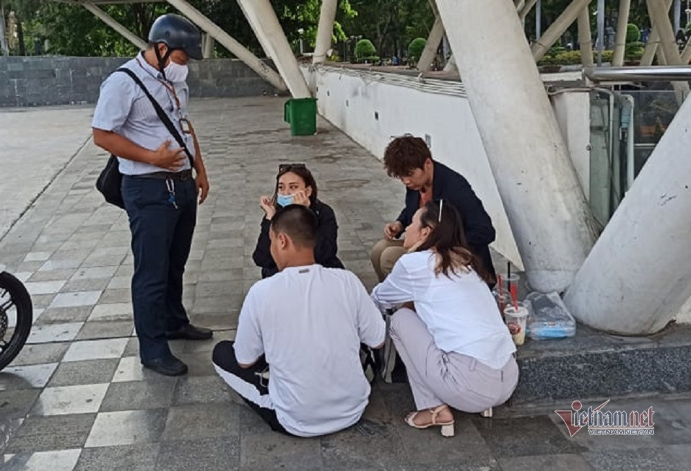 TP.HCM: Quan 1 phat 6 nguoi khong deo khau trang phong dich Covid-19