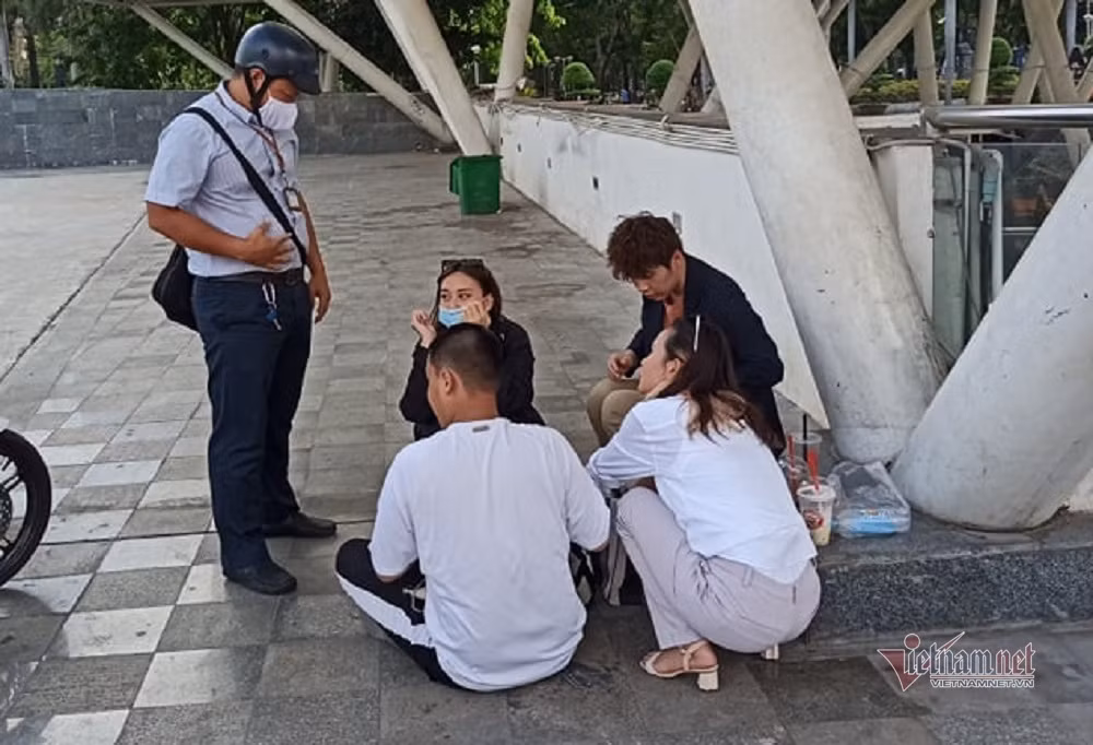 TP.HCM: Quan 1 phat 6 nguoi khong deo khau trang phong dich Covid-19