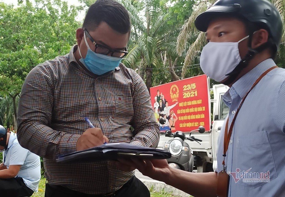 TP.HCM: Quan 1 phat 6 nguoi khong deo khau trang phong dich Covid-19-Hinh-3