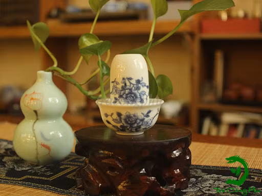 Nhận xét về Vang bóng một thời, nhà phê bình Vương Trí Nhàn nhận xét: Nguyễn Tuân, trong Vang bóng một thời, lại phác hoạ một cách tài hoa nếp sống thanh nhã của người xưa, và cho thấy một đời sống tinh thần vững chãi là cần thiết cho con người đến như thế nào.