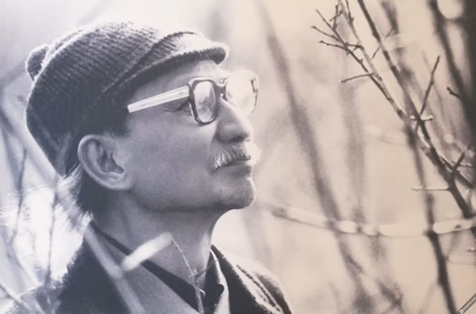 Trong tác phẩm Nhà văn hiện đại, nhà phê bình Vũ Ngọc Phan đánh giá: Tập truyện đã làm sống lại cả một thời phong kiến đã qua với những nghệ thuật cổ thanh cao, những nếp sống, sinh hoạt xã hội nho phong của một nền văn minh xưa cũ, nó cũng là niềm nuối tiếc của một tâm hồn hoài cổ trước những cái hay, cái đẹp, những nghệ thuật cầu kỳ của một thời đại đã qua, cái thời ấy nay đã chết rồi, chỉ còn để lại một tiếng vang:...Vang bóng một thời.