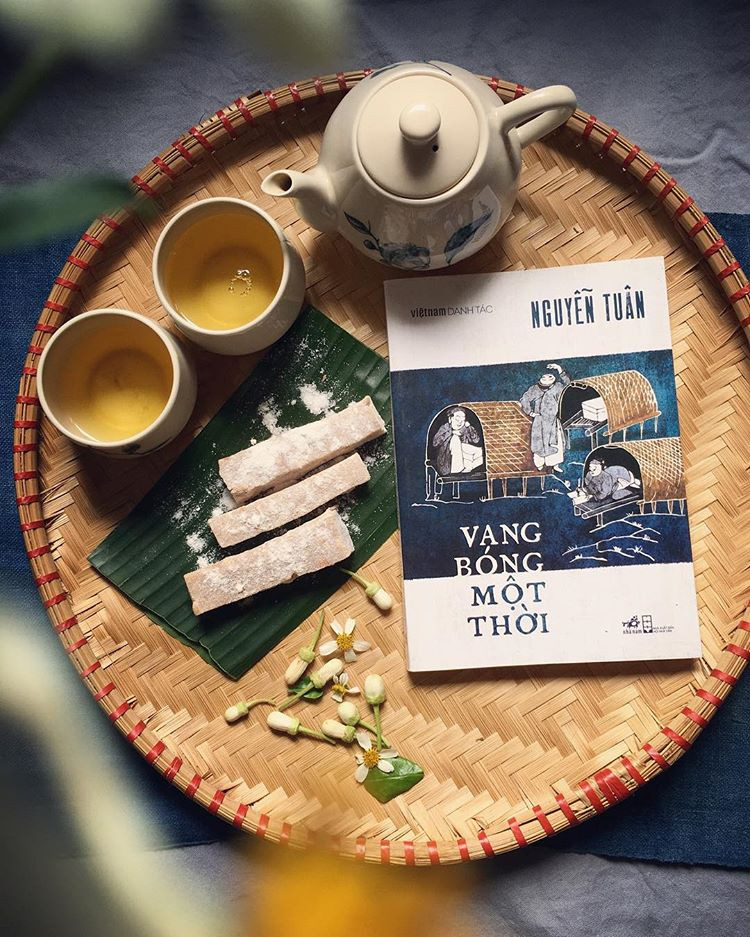 Thú chơi hoa lan, uống rượu, ngâm thơ, nhai kẹo mạch nha ướp hương lan được tác giả diễn tả tỉ mỉ như một biểu tượng của những cái hay cái đẹp đã vang bóng một thời. Thông qua Vang bóng một thời, người đọc được cái không khí rất riêng mà rất xưa cổ của ngày tết cổ truyền.