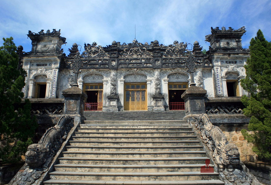 Ngoài ra đây cũng là công trình lăng độc đáo và xây lâu nhất. Nếu lăng Gia Long xây dựng trong 6 năm (1814 – 1820), lăng Minh Mạng trong 4 năm (1840 – 1843), lăng Tự Đức 3 năm (1964 – 1967 ), công cuộc xây dựng lăng Khải Định là 11 năm (1920 – 1931), kéo dài 2 đời vua là Khải Định và Bảo Đại.