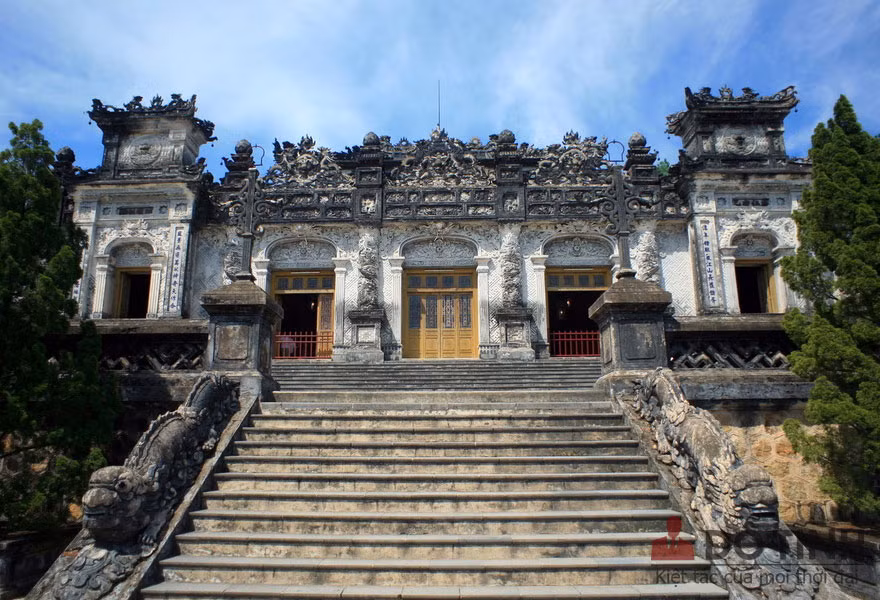 Ngoài ra đây cũng là công trình lăng độc đáo và xây lâu nhất. Nếu lăng Gia Long xây dựng trong 6 năm (1814 – 1820), lăng Minh Mạng trong 4 năm (1840 – 1843), lăng Tự Đức 3 năm (1964 – 1967 ), công cuộc xây dựng lăng Khải Định là 11 năm (1920 – 1931), kéo dài 2 đời vua là Khải Định và Bảo Đại.