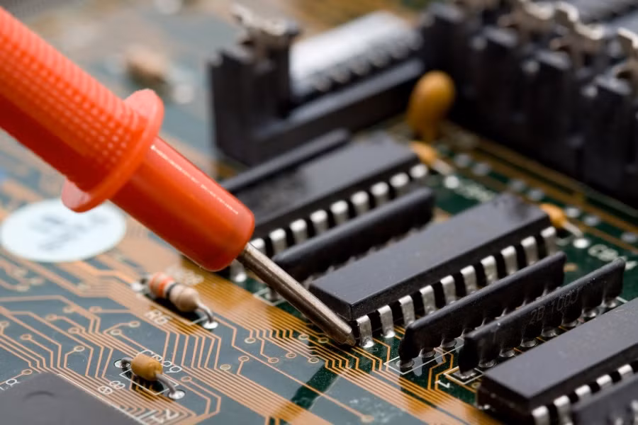 Một lỗi khác có thể dẫn đến chập, nổ, nứt do tác động từ môi trường bên ngoài như bị sét đánh.