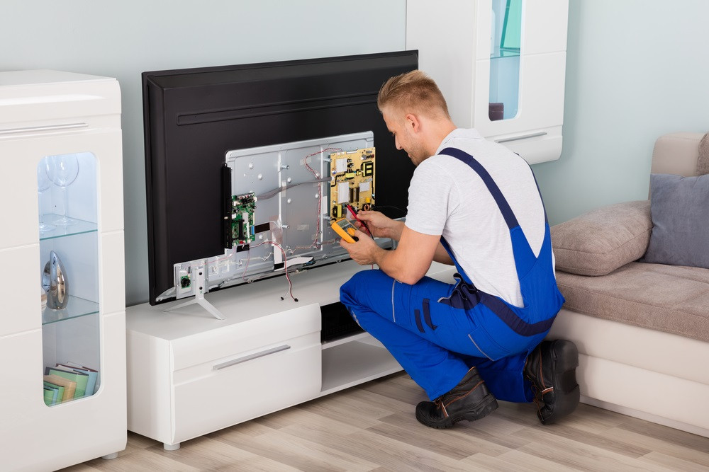 Khi sử dụng tivi cũng cần nắm vững một số kiến thức cơ bản. Nhiều người có thói quen để lọ hoa, bình nước trên hoặc cạnh tivi, kê thẳng tivi xuống mặt đất hoặc kê sát tường. Tất cả những điều này nên tránh.