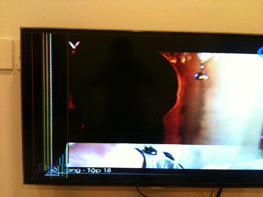 Chính vì thế, một chiếc tivi nói chung hay màn hình nói riêng rất khó có thể bị nứt hoặc nổ, chập cháy. Hiện tượng tivi nứt, nổ màn hình có thể do một số các nguyên nhân.