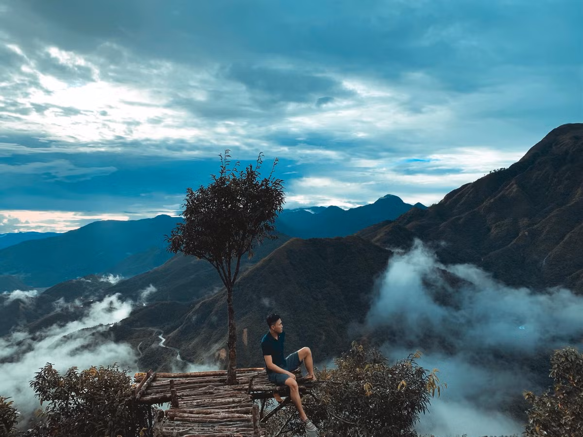 Hiện tuyến đường được nâng cấp nhiều, tuy nhiên, với một bên là vực sâu hun hút và phía còn lại vách đá dựng đứng, đèo Ô Quy Hồ là một thử thách đối với các tài xế đường dài. Những tấm biển chỉ báo nguy hiểm được dựng lên khắp nơi. Đã có nhiều tai nạn thảm khốc xảy ra trên cung đường này.