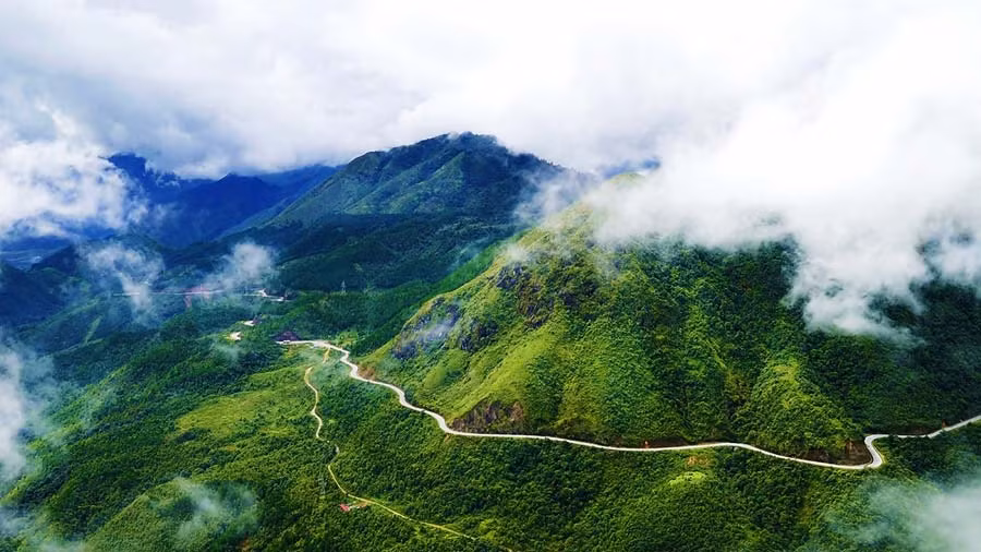 Trước kia người ta ít dám qua lại đèo do hiểm trở, đường đi dài lại mang nhiều câu chuyện truyền miệng ly kỳ. Trong đó có chuyện về những con hổ thần rình bắt người qua lại.