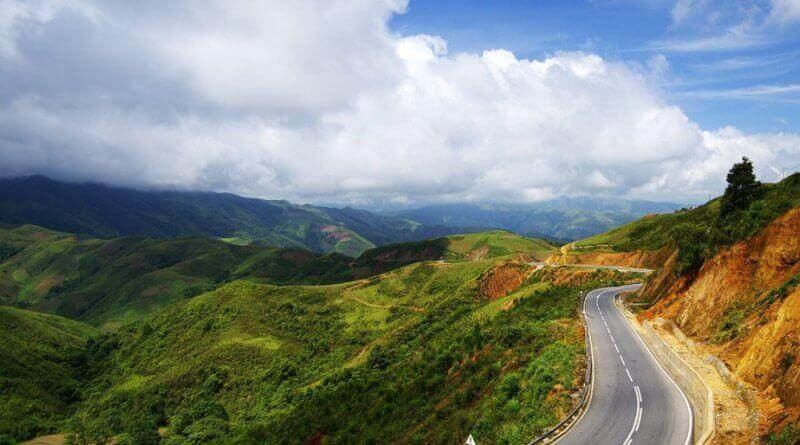 Cùng với Mã Pí Lèng (tỉnh Hà Giang), Khau Phạ (tỉnh Yên Bái), Pha Đin (nằm giữa tỉnh Sơn La và Điện Biên), cung đèo Ô Quy Hồ là một trong 4 cung đường đèo dài, hiểm trở và hùng vĩ ở khu vực Tây Bắc.