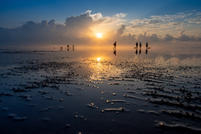 Cách thủ đô Hà Nội 110 km về phía đông nam, thị trấn Diêm Điền thuộc huyện Thái Thụy, tỉnh Thái Bình là một trong 3 khu dự trữ sinh quyển lớn nhất của vùng châu thổ sông Hồng. Theo nghĩa Hán Việt, diêm là muối, điền là ruộng, nghĩa gốc của từ Diêm Điền có nghĩa là ruộng muối. Tên làng đã nói lên nghề của nhân dân nơi đây, đó là làm muối và đi biển.