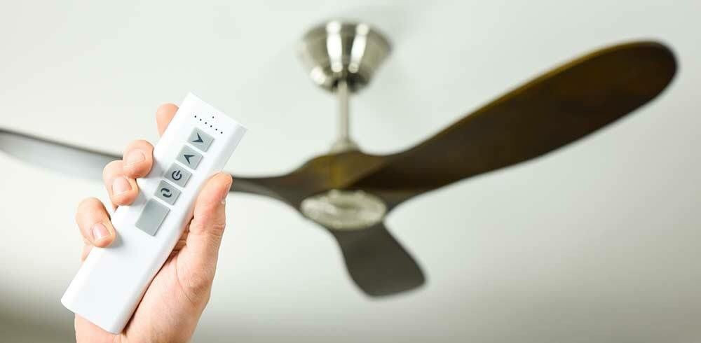 Một lưu ý nữa là hợp lý hóa việc sử dụng thiết bị điện. Như, ra khỏi phòng tắt luôn đèn, quạt, điều hòa, chỉ bật bình nóng lạnh 5- 7 phút trước tắm, cắm cơm trước khi ăn 40 phút… Những hành động này không chỉ tiết kiệm điện năng còn tránh phát thải nhiệt.