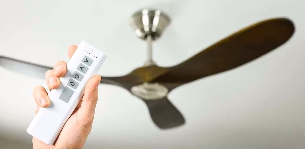 Một lưu ý nữa là hợp lý hóa việc sử dụng thiết bị điện. Như, ra khỏi phòng tắt luôn đèn, quạt, điều hòa, chỉ bật bình nóng lạnh 5- 7 phút trước tắm, cắm cơm trước khi ăn 40 phút… Những hành động này không chỉ tiết kiệm điện năng còn tránh phát thải nhiệt.