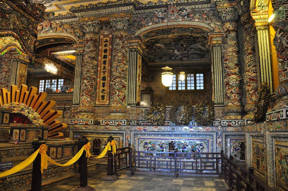 Cung Thiên Định nằm ở vị trí cao nhất là kiến trúc chính của lăng, được xây dựng công phu và tinh xảo. Toàn bộ nội thất trong cung đều được trang trí những phù điêu ghép bằng sánh và thủy tinh. Đó là những bộ tranh tứ quý, bát bửu, ngũ phúc, bộ khay trà, vương miện... kể cả những vật dụng rất hiện đại như đồng hồ báo thức, vợt tennis, đèn dầu hỏa... cũng được trang trí nơi đây.