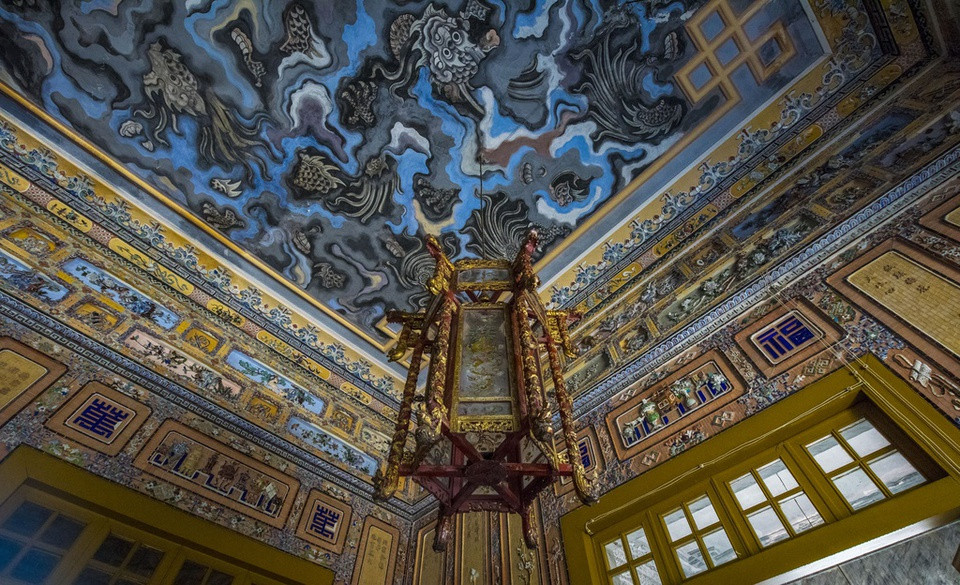 Ghé thăm lăng Khải Định, du khách sẽ có cơ hội được chiêm ngưỡng bức tranh Cửu long ẩn vân độc đáo tại công trình này. Điều đặc biệt là họa phẩm này được nghệ nhân Phan Văn Tánh dùng chân để vẽ lại. Ngoài ra, theo sự trình bày của các hướng dẫn viên nơi đây, du bức tranh đã được vẽ hơn 100 năm nhưng vẫn không hề bị dính mạng nhện, các nhà khoa học vẫn chưa lý giải được, nghệ nhân Phan Văn Tánh đã trộn lẫn vật liệu gì khiến loài nhện không dám tới gần.