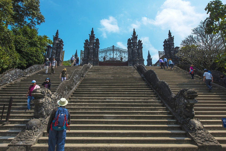 Lăng toạ lạc bên ngoài kinh thành Huế, nay thuộc xã Thủy Bằng, thị xã Hương Thủy. Để xây dựng sinh phần cho mình, Khải Định đã tham khảo nhiều tấu trình của các thầy địa lý, cuối cùng đã chọn triền núi Châu Chữ làm vị trí để xây cất lăng mộ. Ở vị trí này, lăng Khải Định lấy một quả đồi thấp ở phía trước làm tiền án, lấy núi Chóp Vung và Kim Sơn chầu trước mặt làm "Tả thanh long" và "Hữu bạch hổ", có khe Châu Ê chảy từ trái qua phải làm "thủy tụ", gọi là "minh đường". Nhà vua đổi tên núi Châu Chữ - vừa là hậu chẩm, vừa là "mặt bằng" của lăng - thành Ứng Sơn và gọi tên lăng theo tên núi là Ứng Lăng. 