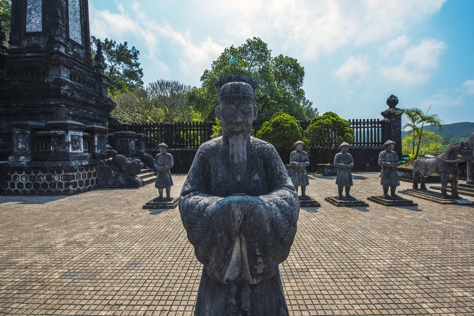 Lăng Khải Định còn gọi là Ứng Lăng, khởi công tháng 9/1920 do Tiền quân Đô thống phủ Lê Văn Bá chỉ huy, kéo dài suốt 11 năm mới hoàn tất. Tham gia xây dựng lăng có rất nhiều thợ nghề và nghệ nhân nổi tiếng khắp cả nước. Lăng Khải Định được các nhà nghiên cứu đánh giá là công trình lăng tẩm độc đáo nhất của triều Nguyễn.