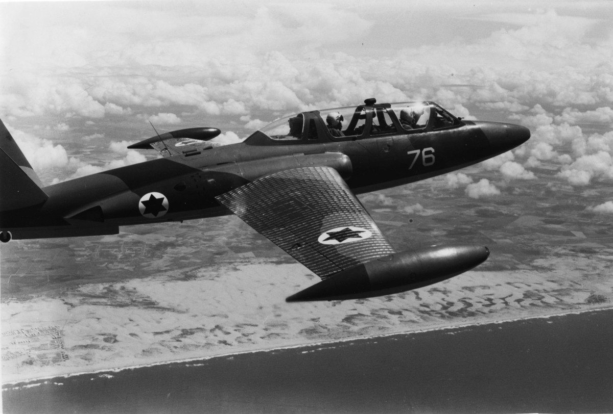 Vào lúc 7:10 sáng (theo giờ Israel), 16 máy bay chiến đấu huấn luyện Fouga Magister của Không quân Israel (IAF), đã cất cánh và tiến hành nghi binh, khi sử dụng các đường bay và tần số vô tuyến thông thường; khiến các đài radar của khối Ả Rập, thấy giống như cuộc tuần tra bình thường của Israel.