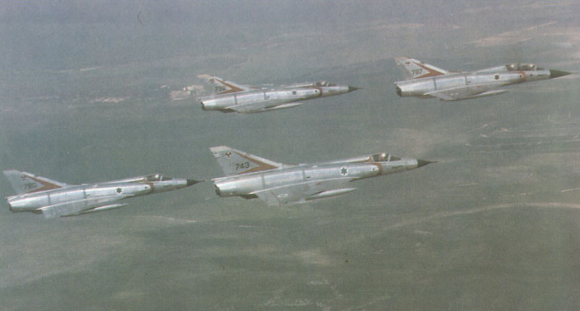 Khi đó Không quân Israel chỉ có 200 máy bay, gần như tất cả là chiến đấu cơ của Pháp (Mỹ đã không bán máy bay cho Israel cho đến năm 1968), chống lại 600 máy bay của khối Ả Rập, bao gồm nhiều máy bay chiến đấu MiG và 30 máy bay ném bom Tu-16, do Liên Xô cung cấp.