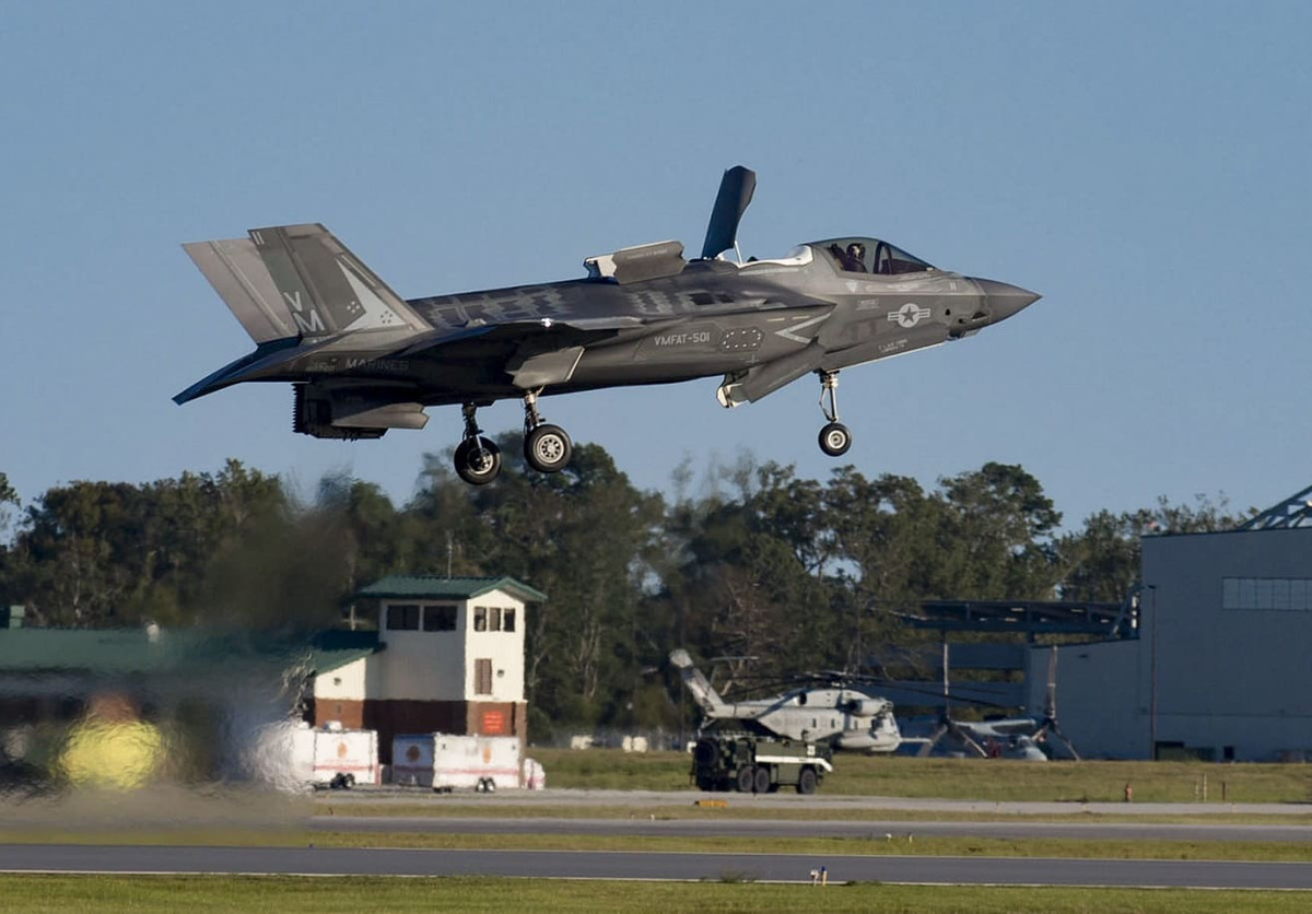 F-35B đang thay thế những chiếc AV-8B Harrier II trong biên chế của lực lượng Thủy quân lục chiến Mỹ, và hiện đang đóng tại căn cứ Yuma, bang Arizona; căn cứ huấn luyện chính của F-35B tại Beaufort, Nam Carolina. Nguồn: Flickr.