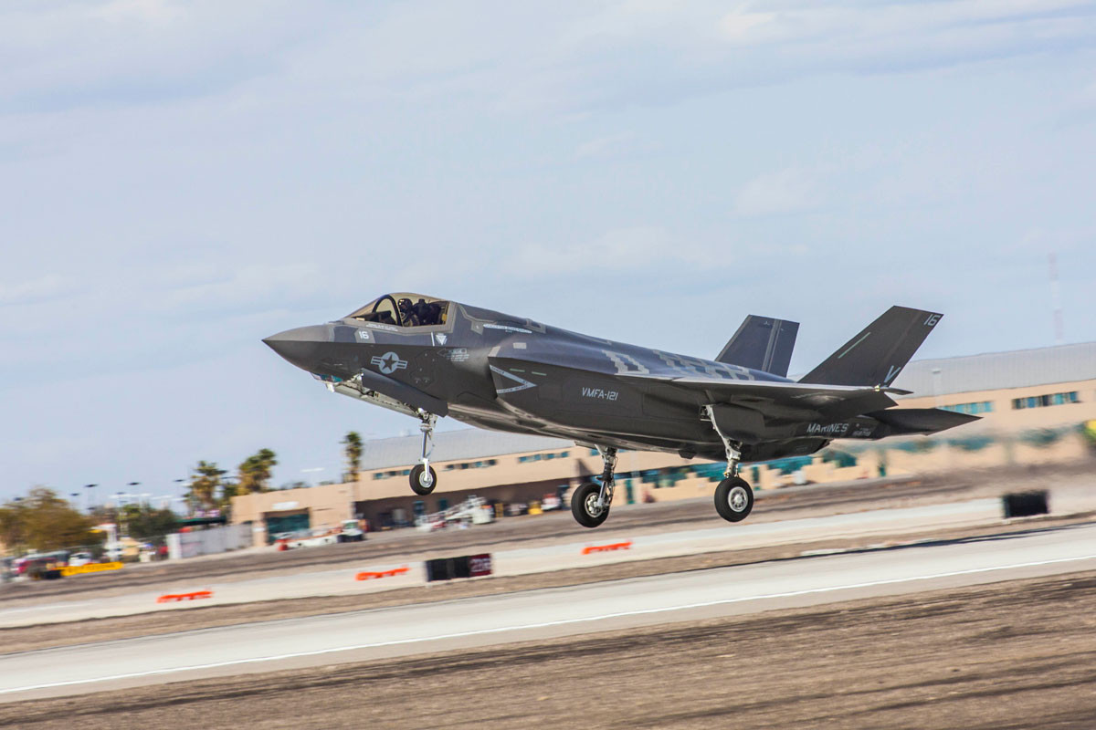 Tuy nhiên để có tính năng hạ cánh thẳng đứng như trực thăng và cất cánh từ đường băng rất ngắn, F-35B hy sinh khoảng một phần ba khối lượng nhiên liệu, để lắp quạt nâng điều khiển bằng trục (SDLF); khiến tầm hoạt động của F-35B bị rút ngắn đi đáng kể.