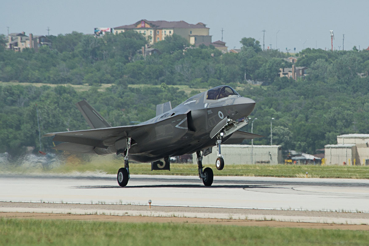 Khi thực hiện cất và hạ cánh thẳng đứng, động cơ LiftFan tạo ra công suất 29.000 mã lực/trục và có khả năng xoay 95 độ chỉ trong 2,5 giây. Để ổn định máy bay khi cất và hạ cánh, không khí đi từ động cơ sau đó được chia đều vào các vòi phun.