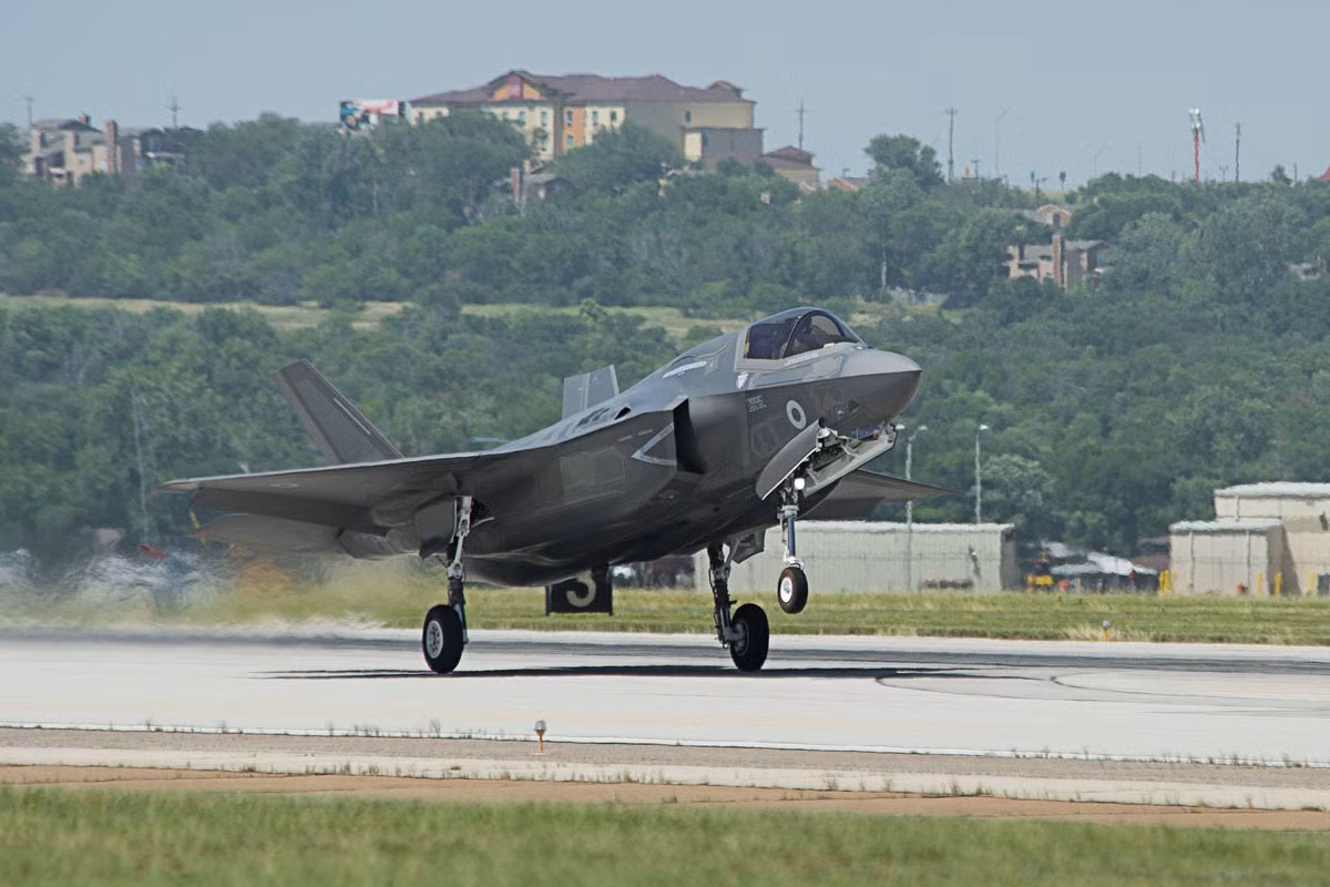 Khi thực hiện cất và hạ cánh thẳng đứng, động cơ LiftFan tạo ra công suất 29.000 mã lực/trục và có khả năng xoay 95 độ chỉ trong 2,5 giây. Để ổn định máy bay khi cất và hạ cánh, không khí đi từ động cơ sau đó được chia đều vào các vòi phun.