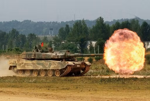 K2 Black Panther là một thiết kế hoàn toàn mới, mẫu xe tăng Hàn Quốc dẫn đầu về chất lượng của giáp phía trước xe. Xe tăng được hưởng lợi từ một số loại giáp composite tiên tiến nhất và cả giáp phản ứng nổ và không nổ trên thế giới, việc kết hợp các loại giáp này giúp xe có khả năng sống sót rất cao. 