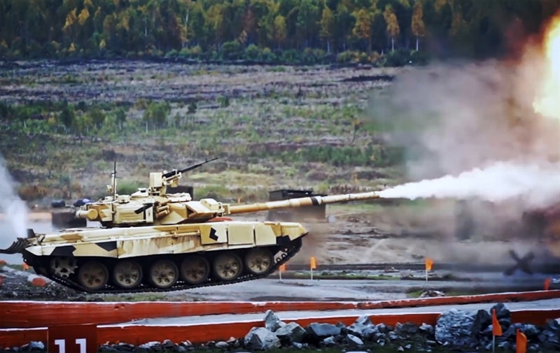 Đầu tiên là mẫu xe tăng Type 10 của Nhật Bản, là xe tăng chiến đấu thế hệ thứ tư đầu tiên trên thế giới, Type 10 của Nhật Bản được đưa vào trang bị vào năm 2012 và được phát triển như một nền tảng hạng nhẹ, để bổ sung cho các xe tăng Type 90 thế hệ thứ ba nặng hơn nhiều, hiện có trong biên chế. 