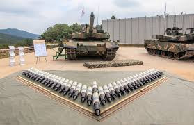 K2 Black Panther sử dụng hỏa lực chính là một khẩu pháo 120mm và hai súng máy hạng nặng và khẩu pháo của K2 có khả năng bắn ở các góc cực hạn, cho phép xe tăng hoạt động linh hoạt và hiệu quả như một khẩu pháo di động. 