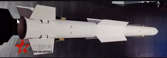 Những thay đổi lớn của tên lửa K-77M/ Product 180 so với tên lửa R-77 có thể nhìn thấy trực tiếp nhất, là việc thay thế cánh đuôi dạng lưới tản nhiệt, bằng cánh đuôi thông thường, lớn hơn của tên lửa R-77.